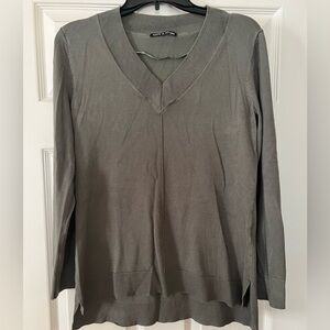 Cable & Gauge Women's Long Sleeve V-Neck Top - Green